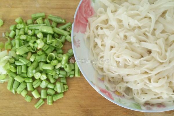 豆角炒面条的做法图解1