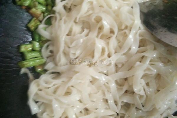 豆角炒面条的做法图解3