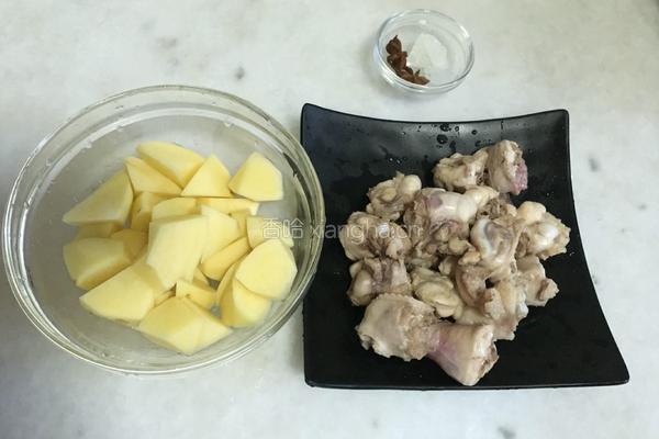 红烧土豆鸡翅根的做法图解2