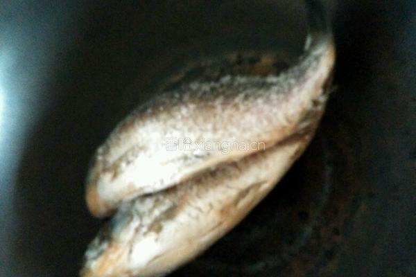 鲫鱼汤的做法图解1