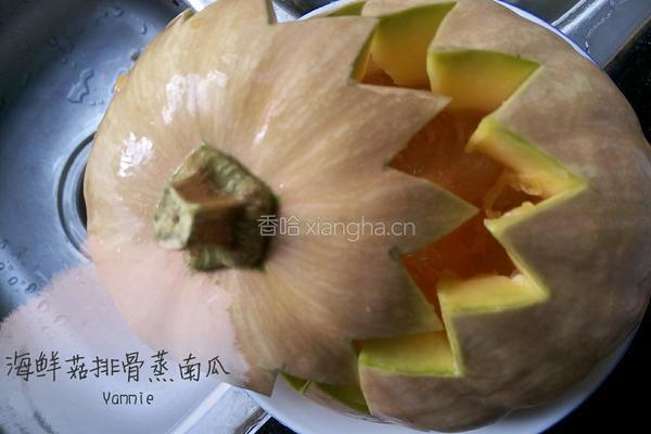 海鲜菇排骨蒸南瓜的做法图解3