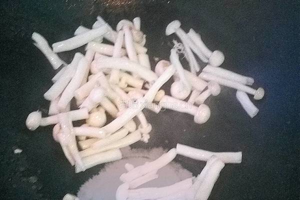 海鲜菇排骨蒸南瓜的做法图解8