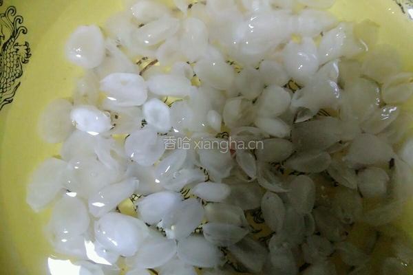 雪莲子银耳羹的做法图解1