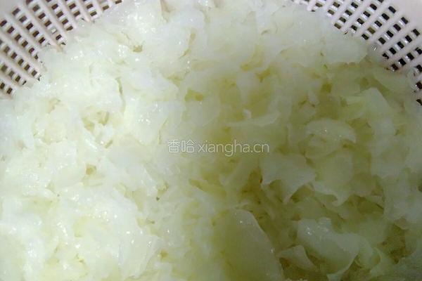 雪莲子银耳羹的做法图解2