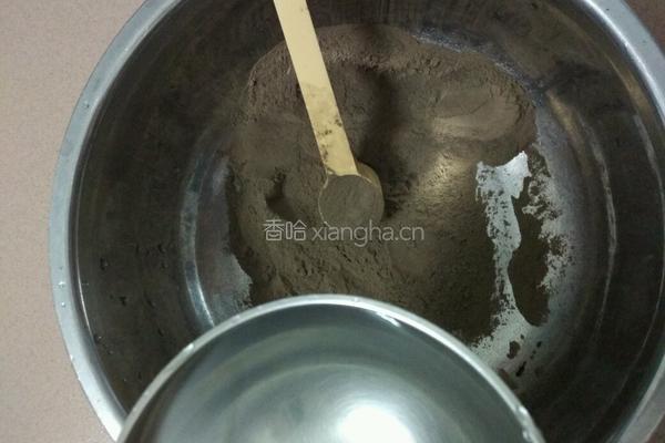 蜂蜜汁龟苓膏的做法图解2