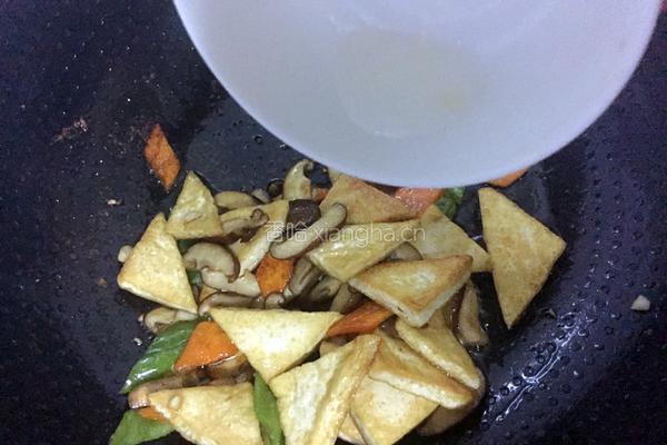 香菇炒豆腐的做法图解10