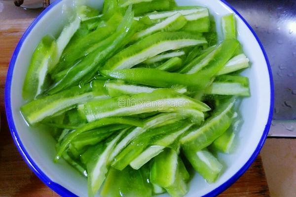 苦瓜炒鸡蛋的做法图解2