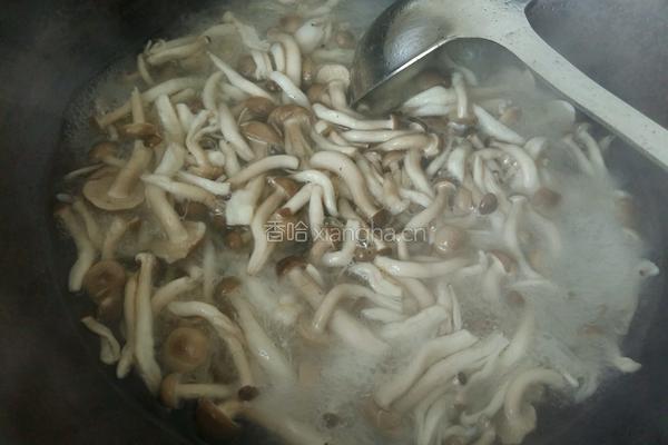 蟹味菇五花肉的做法图解2