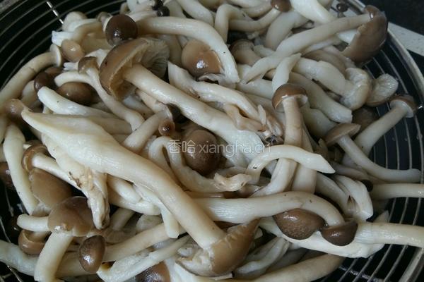 蟹味菇五花肉的做法图解3