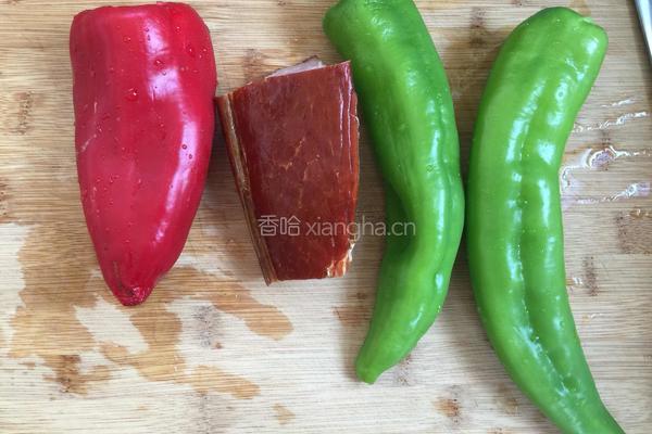 青椒炒腊肉的做法图解1