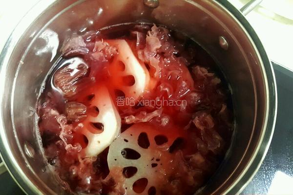 洛神花莲耳汤的做法图解3