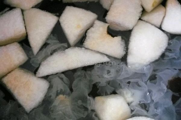 冰糖银耳雪梨糖水的做法图解3