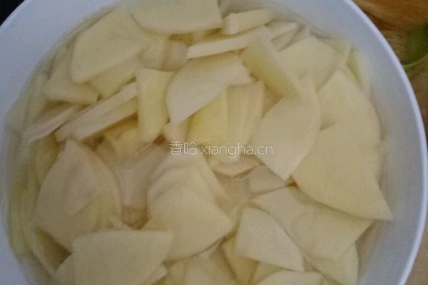 辣白菜炒土豆片的做法图解1