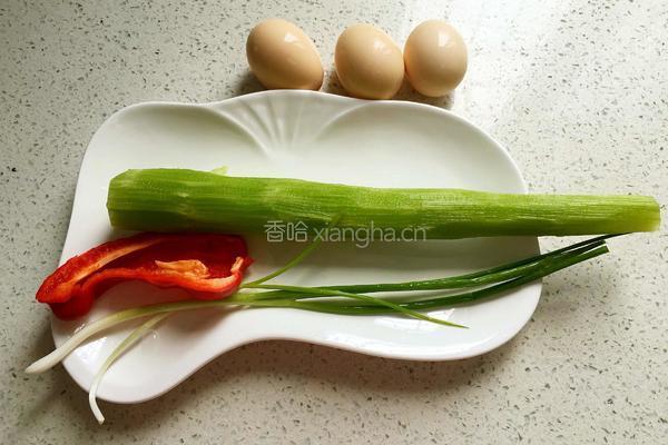 莴苣炒鸡蛋的做法图解1