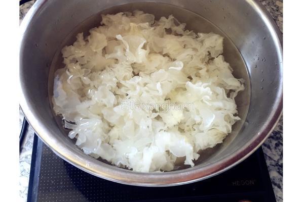 红枣枸杞银耳汤的做法图解4