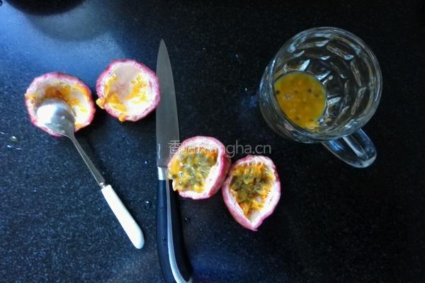 蜂蜜百香果果饮的做法图解3