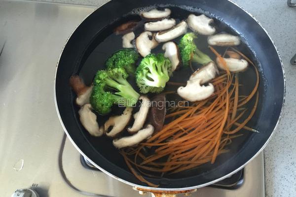 香肠煲仔饭的做法图解3
