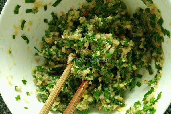 韭菜土豆猪肉煎饺的做法图解3