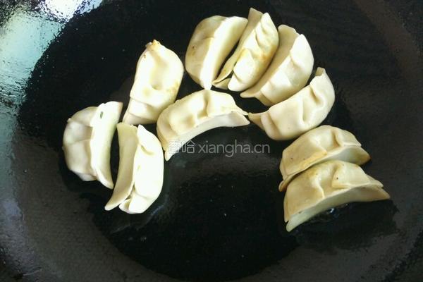 韭菜土豆猪肉煎饺的做法图解5
