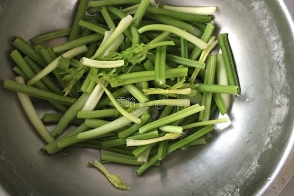 芹菜香干炒肉的做法图解2