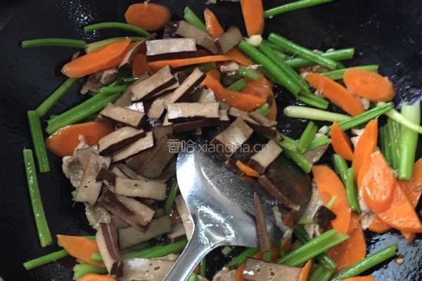芹菜香干炒肉的做法图解22