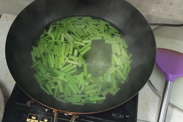 耗油芹菜的做法图解2