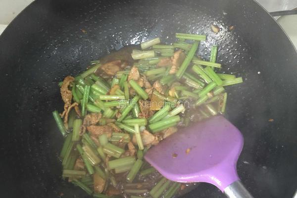 耗油芹菜的做法图解4