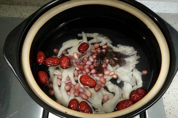 红枣桂圆花生煲鸡爪的做法图解5