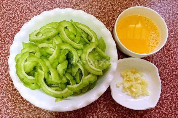 苦瓜炒鸡蛋的做法图解2