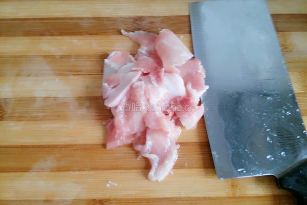 木耳胡萝卜炒肉的做法图解2