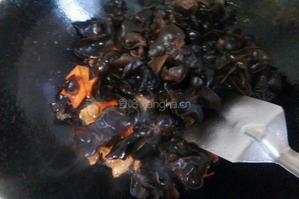 木耳胡萝卜炒肉的做法图解7