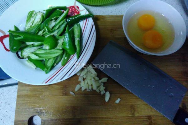 荷包蛋炒辣椒的做法图解1