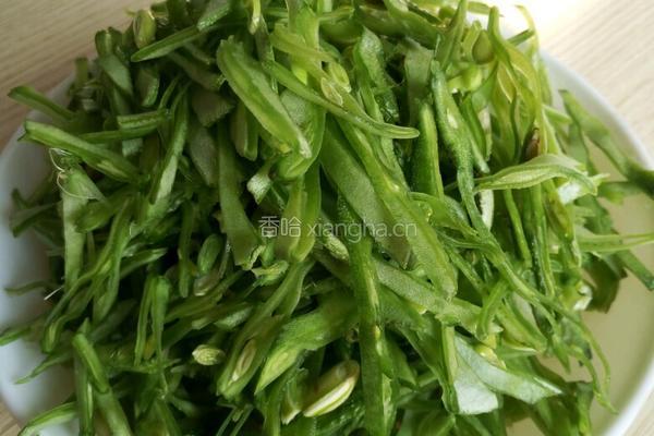 尖椒炒蚕豆的做法图解2