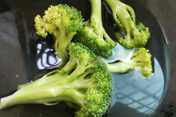 西兰花瘦肉粥的做法图解3
