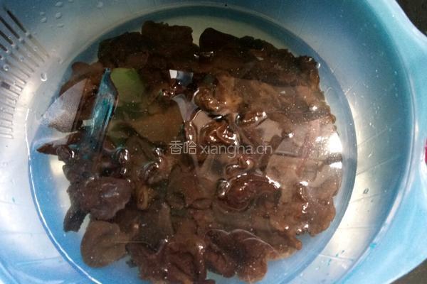 木耳炒肉的做法图解1