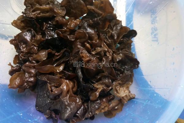 木耳炒肉的做法图解2