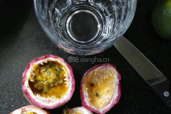 蜂蜜青柠百香果茶的做法图解2