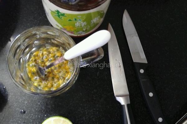 蜂蜜青柠百香果茶的做法图解4