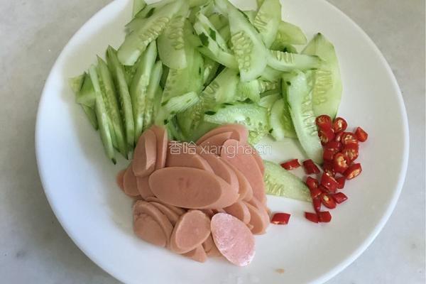 黄瓜火腿肠的做法图解2