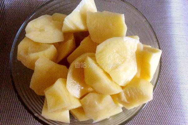 红烧肉炖土豆芹菜末的做法图解2