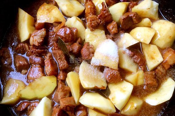 红烧肉炖土豆芹菜末的做法图解12