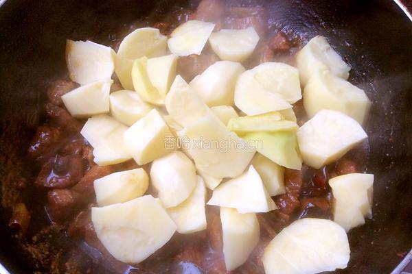 红烧肉炖土豆芹菜末的做法图解11