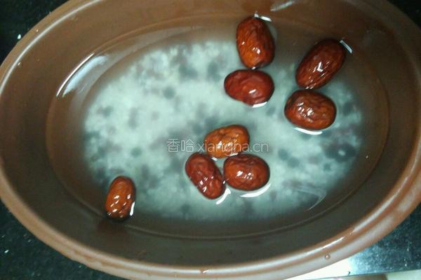 红枣桂圆薏仁粥的做法图解2