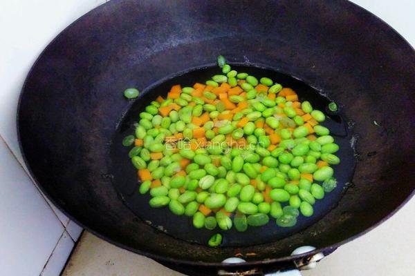 肉炒毛豆粒的做法图解1