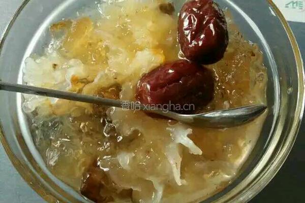 桃胶红枣阴耳羹的做法图解4