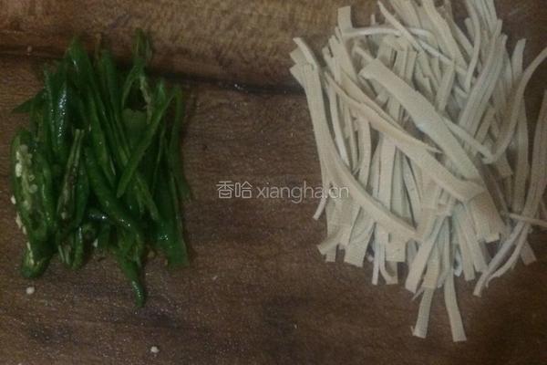 青椒炒豆皮的做法图解1