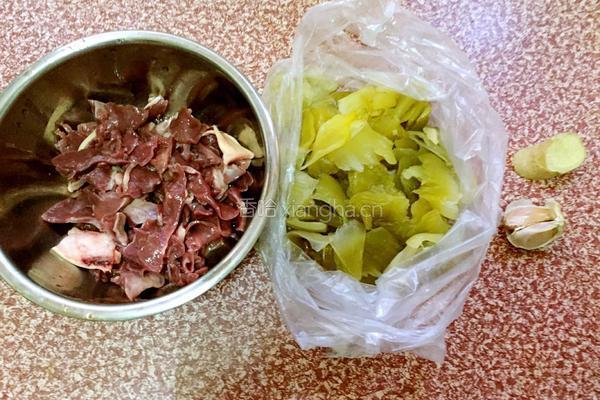 猪心炒咸菜的做法图解1
