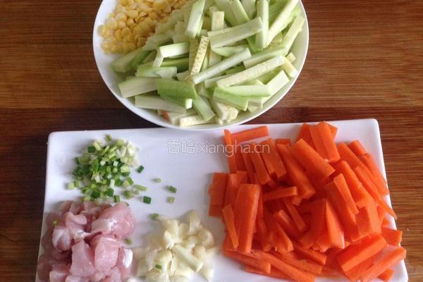 西葫芦胡萝卜玉米炒肉丁的做法图解2