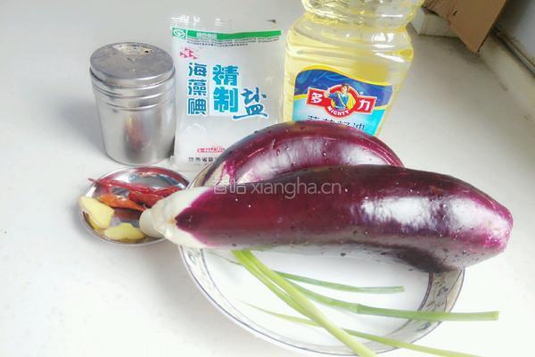 炝炒茄子的做法图解1