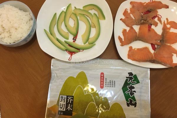鳄梨烟熏鲑鱼卷的做法图解2